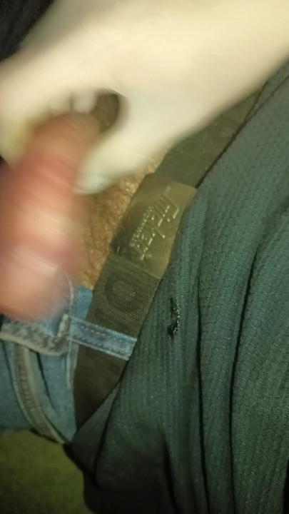 Eu e meu Dicky no sofá com luvas de doktor masturbando.