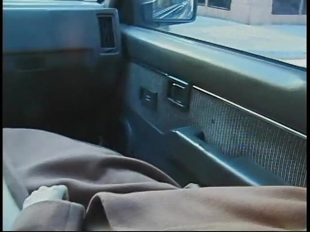 Podmiejskie rude carpools z pełzającym, który poniża ją w samochodzie w ruchu miejskim