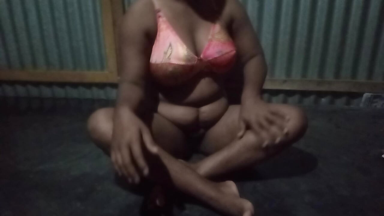 Hermosa india mami se folla al amigo de su hijo mientras juega al fútbol - hd
