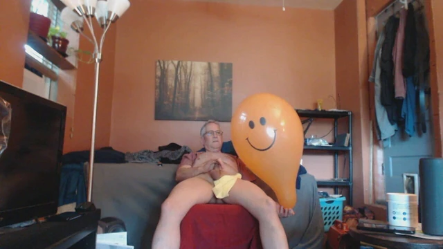 Balloonbanger 34) Great Fun w Awesome Balloons and Cum Shot