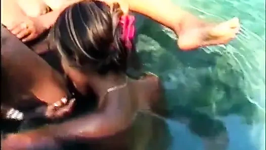Güzel zenci lezbiyenler yüzme havuzunda amcık yalıyor