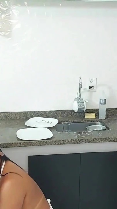 Momen tak terlupakan dari "kejutan ngentot: pembantuku yang sange dientot habis-habisan di dapur!"