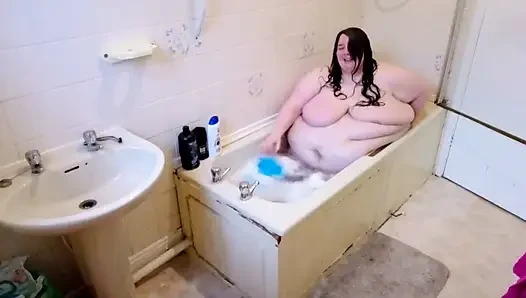 Sbbw attempts to take a bath, can she fit?