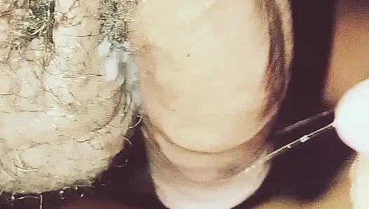 Penisini boğazından çıkarmadan emdi, sadece tamamen yumuşakken durdu.