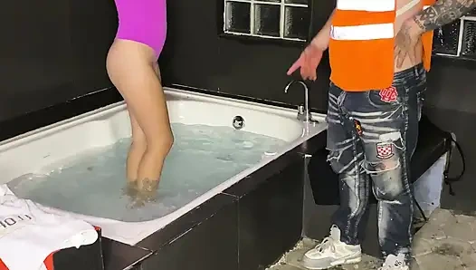 Home electrician ends up the beautiful neighbor in the bathtub
