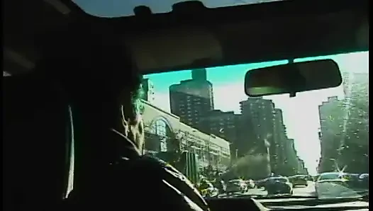 Пригородные рыжие Carpools с ползучей, который унижает ее в машине в городском движении