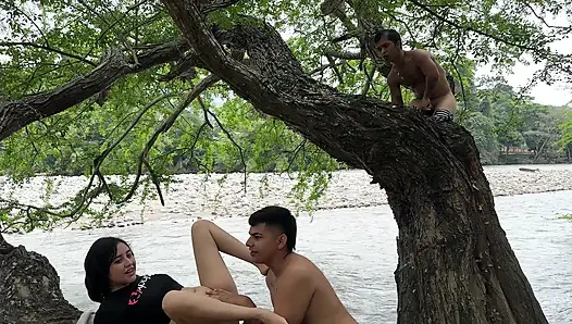 Деревянный карлик мастурбирует как сумасшедший, пока не кончает, наблюдая, как сексуальная пара занимается сексом на берегу реки на свежем воздухе