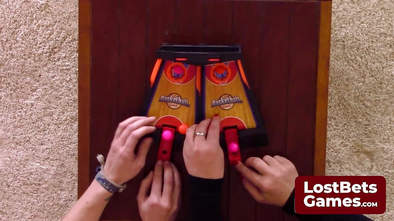 Strip-basketball-Flippies mit zwei geilen lesbischen schätzchen