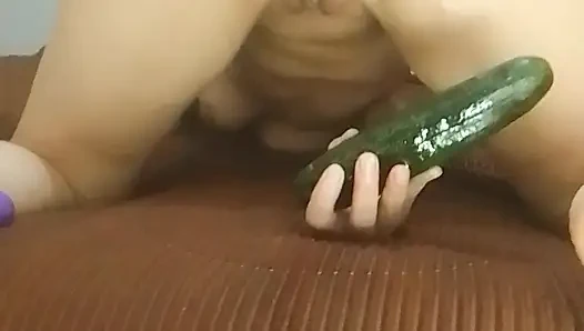 Büyük kıçım salatalık yiyor