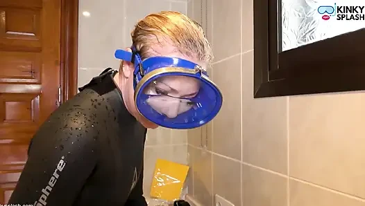 Überflutete maske, spülen in Wetsuit & Heels - nasser chaos-spaß