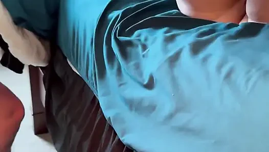 Schmutzige ehefrau lutscht schönen schwanz und fickt, dann nimmt sie spermaladung auf ihr gesicht