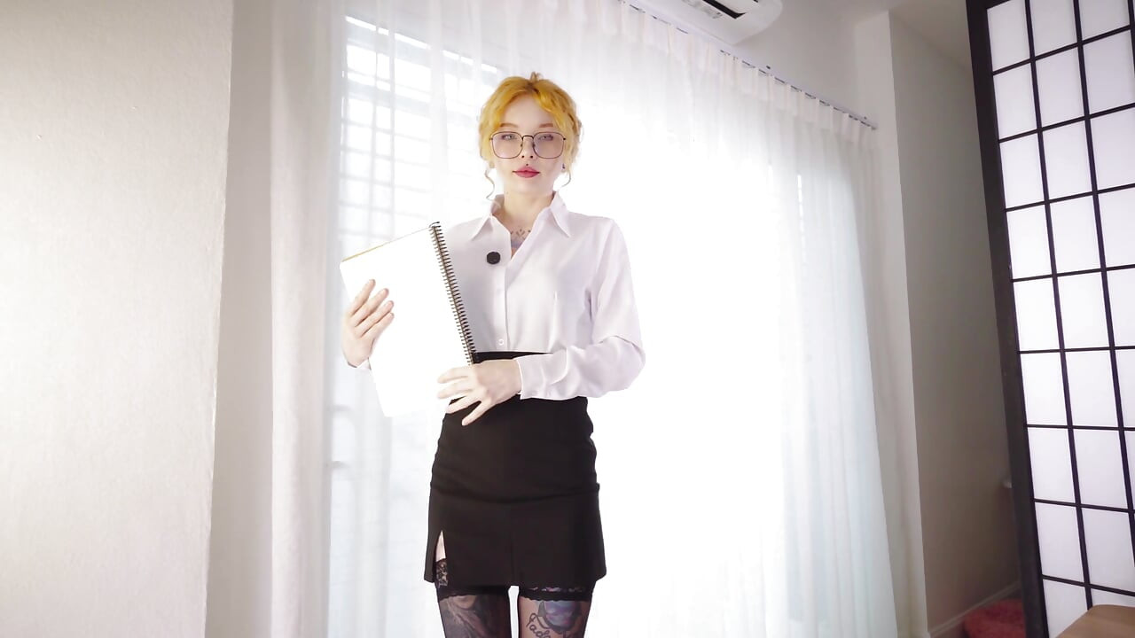 The Secretary Seduced Boss and Gave Him a Blowjob Instead of a Report