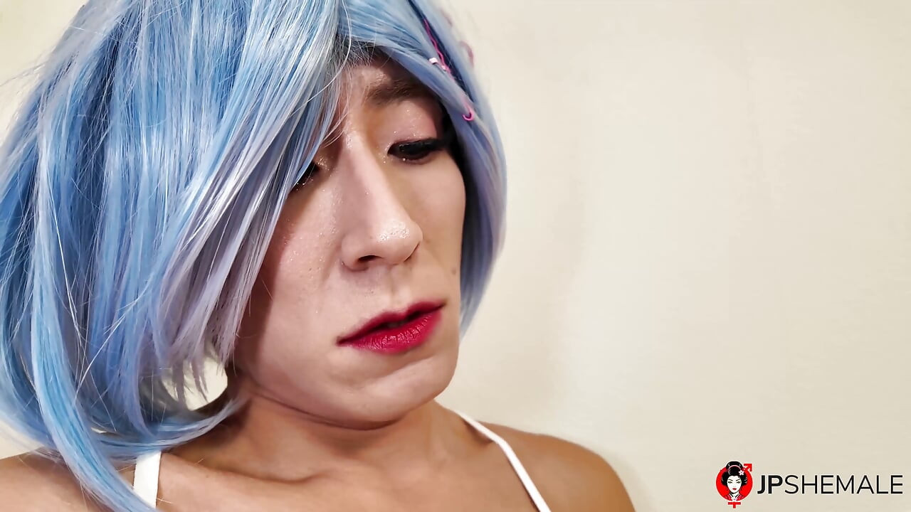 Nadržená Tranny Akira Minami si dělá radost dlouhým černým robertkem