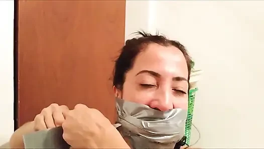 İlk ağzı tıkalı konuşma videosunda kendi ağzı tıkalı latin üvey anne