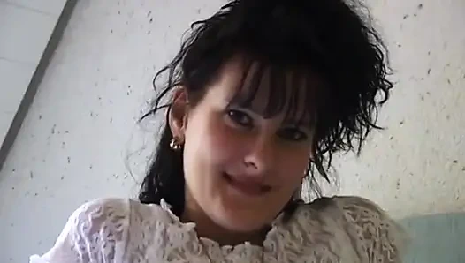 Крошка-брюнетка с маленькими сиськами трет ее волосатую манду