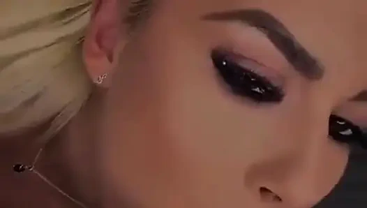 Застукал меня по ощущению игривы сегодня вечером соблазняю и играю обнаженной киской и задницей с игрушками и вкусный минет