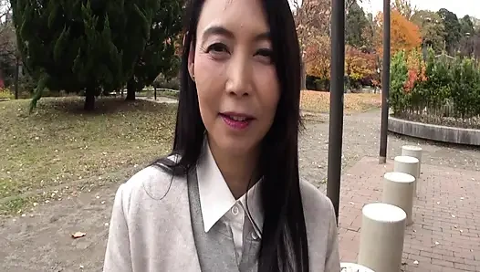 A112G04 A refined mature woman in her fifties, who has served as a good wife and mother, experiences her first cheating sex in life!