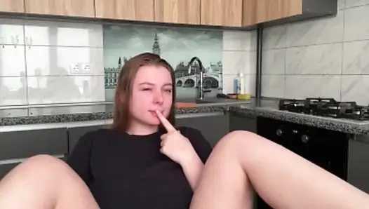 Jucielussie мастурбирует утреннюю на кухне