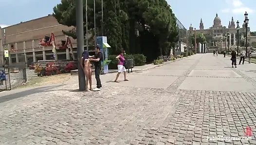 Cewek cantik Spanyol dientot tenggorokan di jalan terikat di depan kafe yang sibuk!