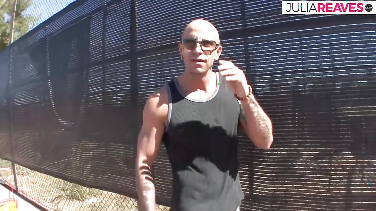 Сексуальна дівчина смокче величезний член, а потім катається на ньому, як зірка