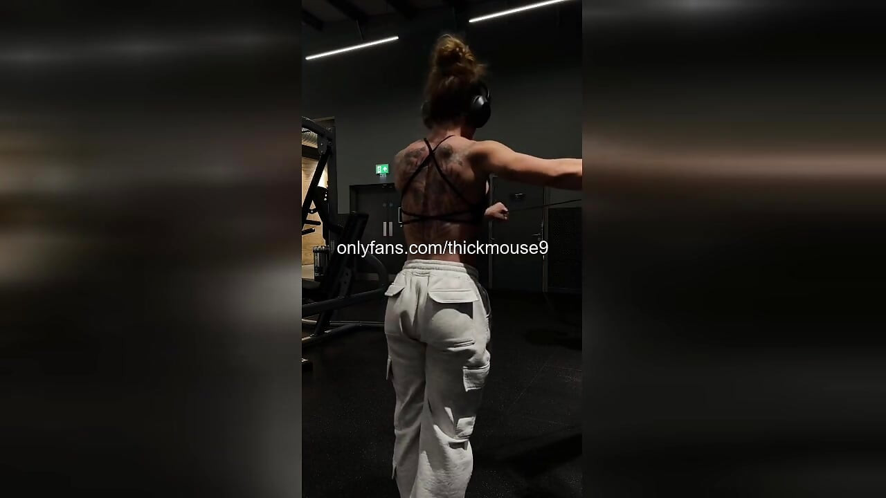 淫荡少女在Instagram直播舞蹈中滑落