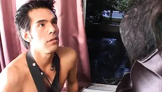 Pelacur terangsang berambut hitam dan budaknya