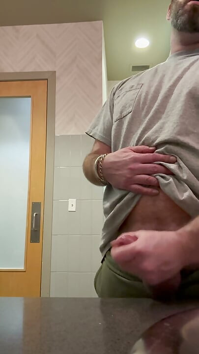Onanování a výstřik na veřejné toaletě