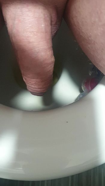 Première vidéo en train de pisser avec une bite douce