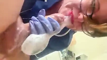 Ella se ahoga con mi polla y se traga mi semen