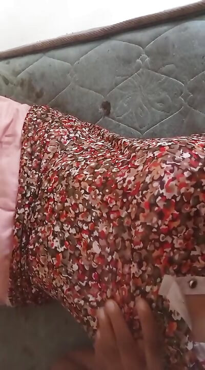 安妮·懷特在浴室裡大集合，她的大奶子和濕潤多汁的貓咪