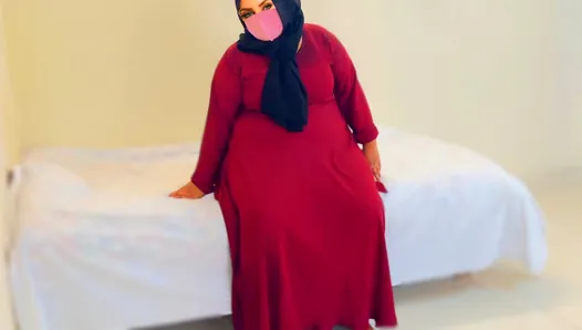 Fodendo uma sogra muçulmana gordinha vestindo uma burca vermelha e hijab (Parte 2)