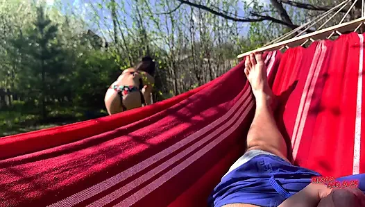 Üvey erkek kardeşim beni gözetliyor ve götüme mastürbasyon yapıyor