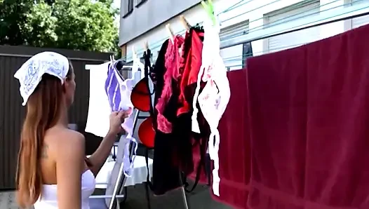 Alman amatör çift arka bahçede sikişiyor