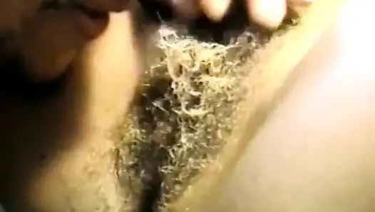 Cewek semok kulit hitam dengan memek berbulu lagi asik ngentot kontol cowok kulit hitam di dalam bus