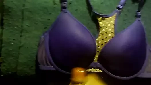 paja con el brasier de desli