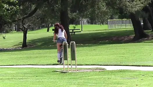 Savannah Foxx bisiklet sürmekten Talon'un büyük yarağını sikiyor!