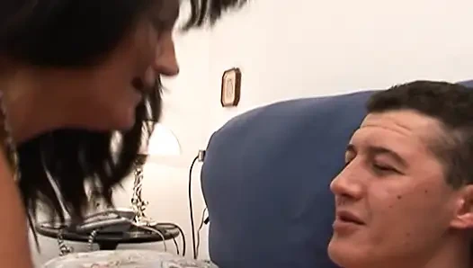 Schmutzige hure nimmt massiven schwanz in alle ihre versauten löcher