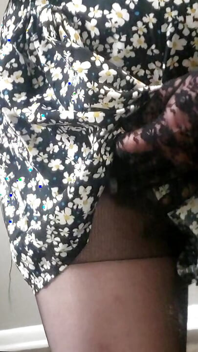Une trans mignonne taquine sa bite et son cul en cage