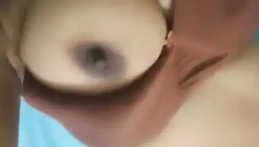 Девушка дези по соседству, повседневная футболка раскрывает сексуальные лифчики и джинсовые шорты