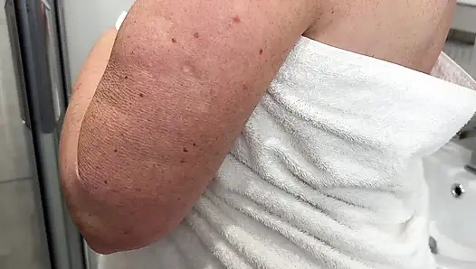 Bayan olgun ayaklar ve parlak naylon frikik 389