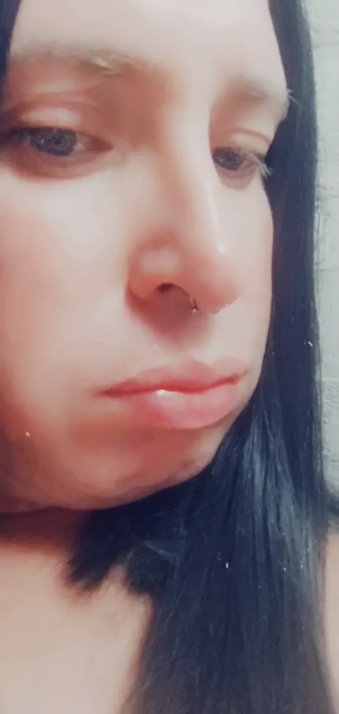 Bonnie onanerar och slutar sött och smakar på sperma.