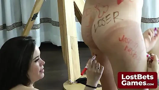 Striptiz rock kağıt makaslı kaybeden dört kazanan tarafından sikiliyor