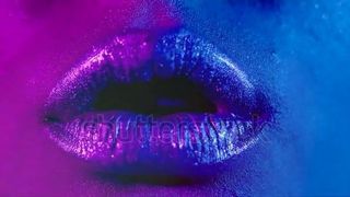 -lips-kiss-in-neon