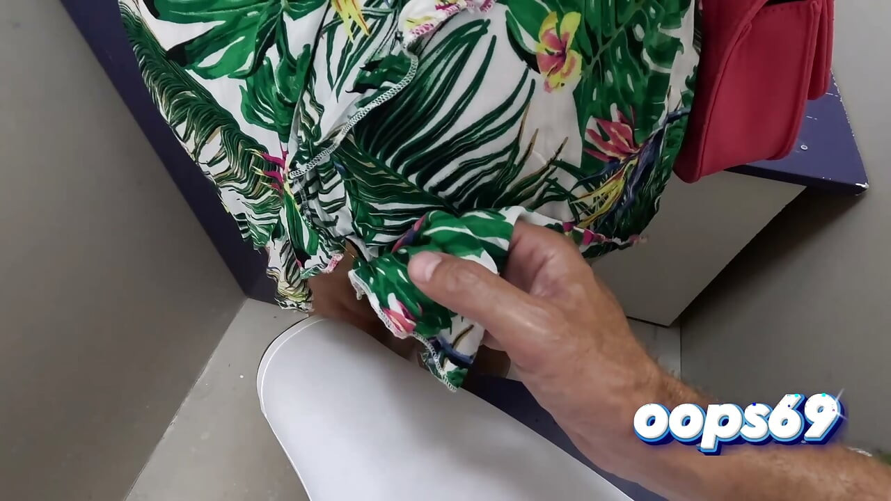 Líbilo se jí dotek: Broušení zadku a stříkání ve vlaku