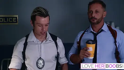 Büyük memeli Payton Preslee polis tarafından sikiliyor