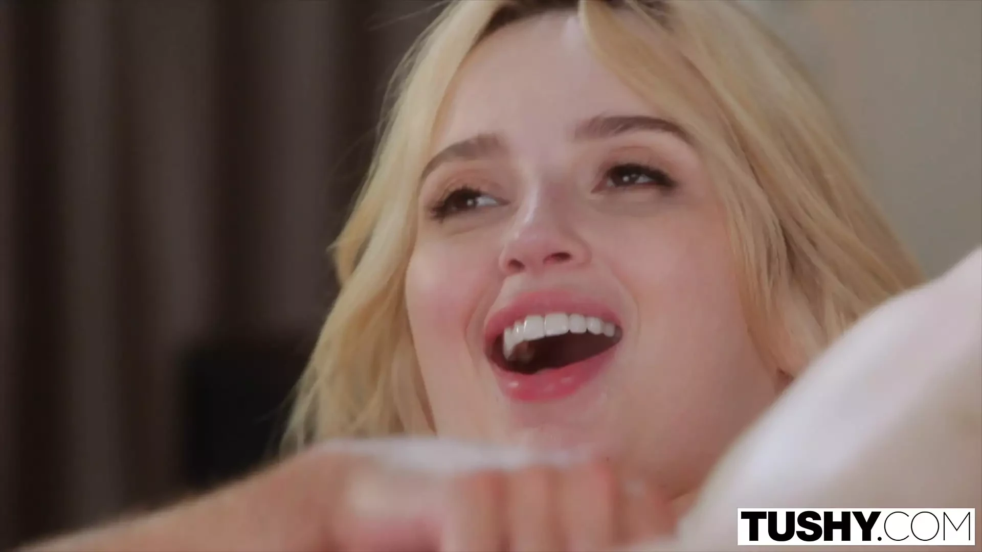 Tushy-analälskande influencer lexi förför blyg kameraman