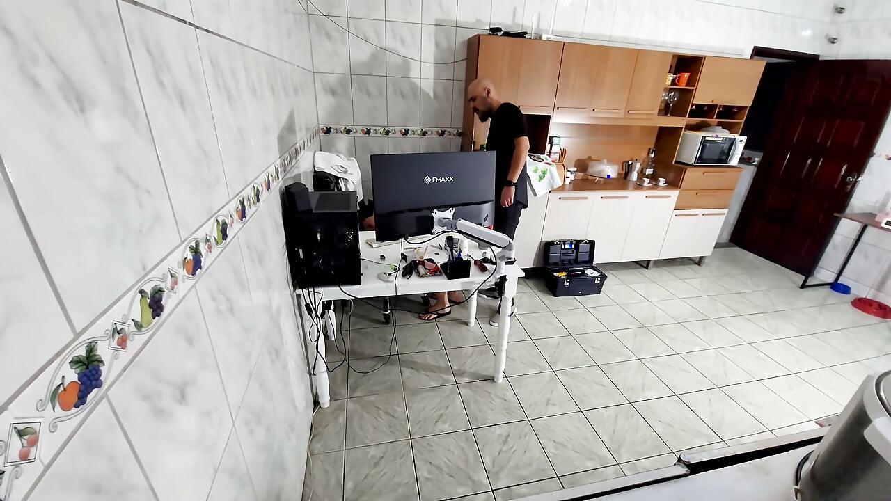 Esposa safada recebe o técnico só de toalha e engole a porra toda.