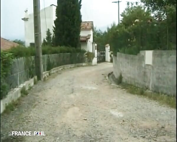 Een mooie teef spuugt een man om haar zaad te likken.