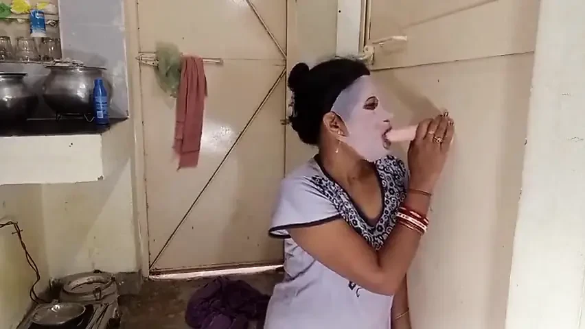 淫荡的妻子同时用鸡巴和假阳具做爱