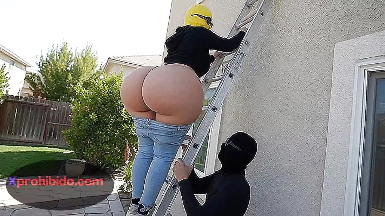 Big Ass Girl Shaking Her Huge Butt in Thin Thong